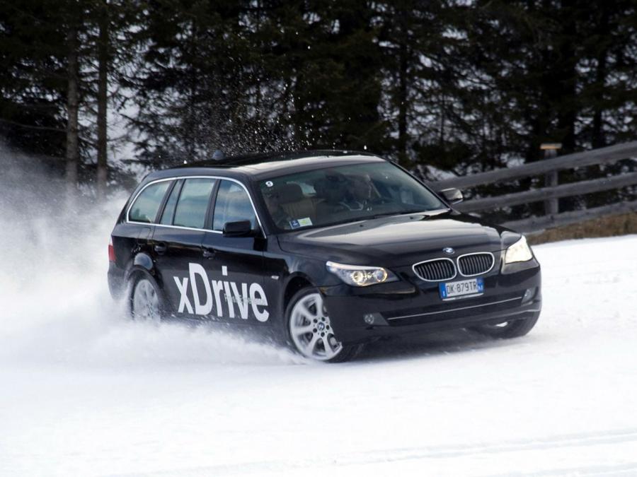  BMW 530xi Touring 2007 года  (фото 3 из 12)